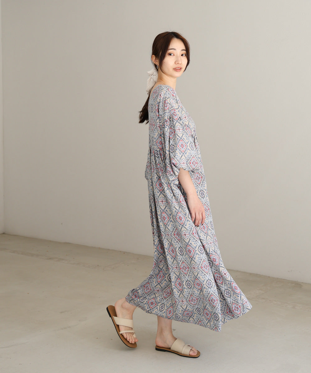 バルーン袖ミドル丈プリントワンピース