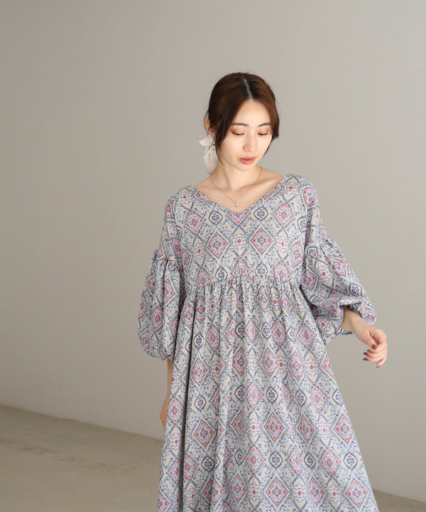 バルーン袖ミドル丈プリントワンピース