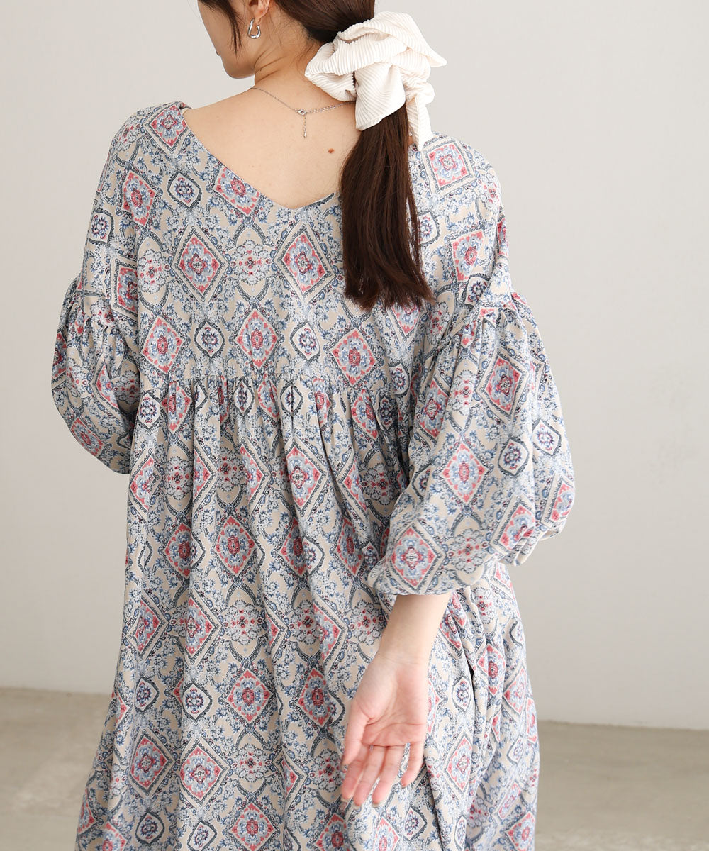 バルーン袖ミドル丈プリントワンピース