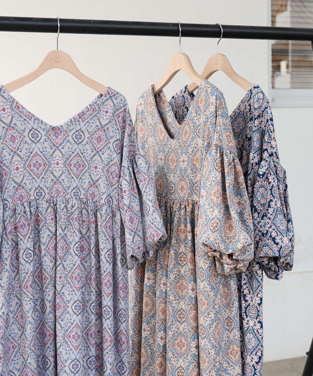 バルーン袖ミドル丈プリントワンピース