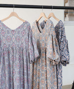 バルーン袖ミドル丈プリントワンピース