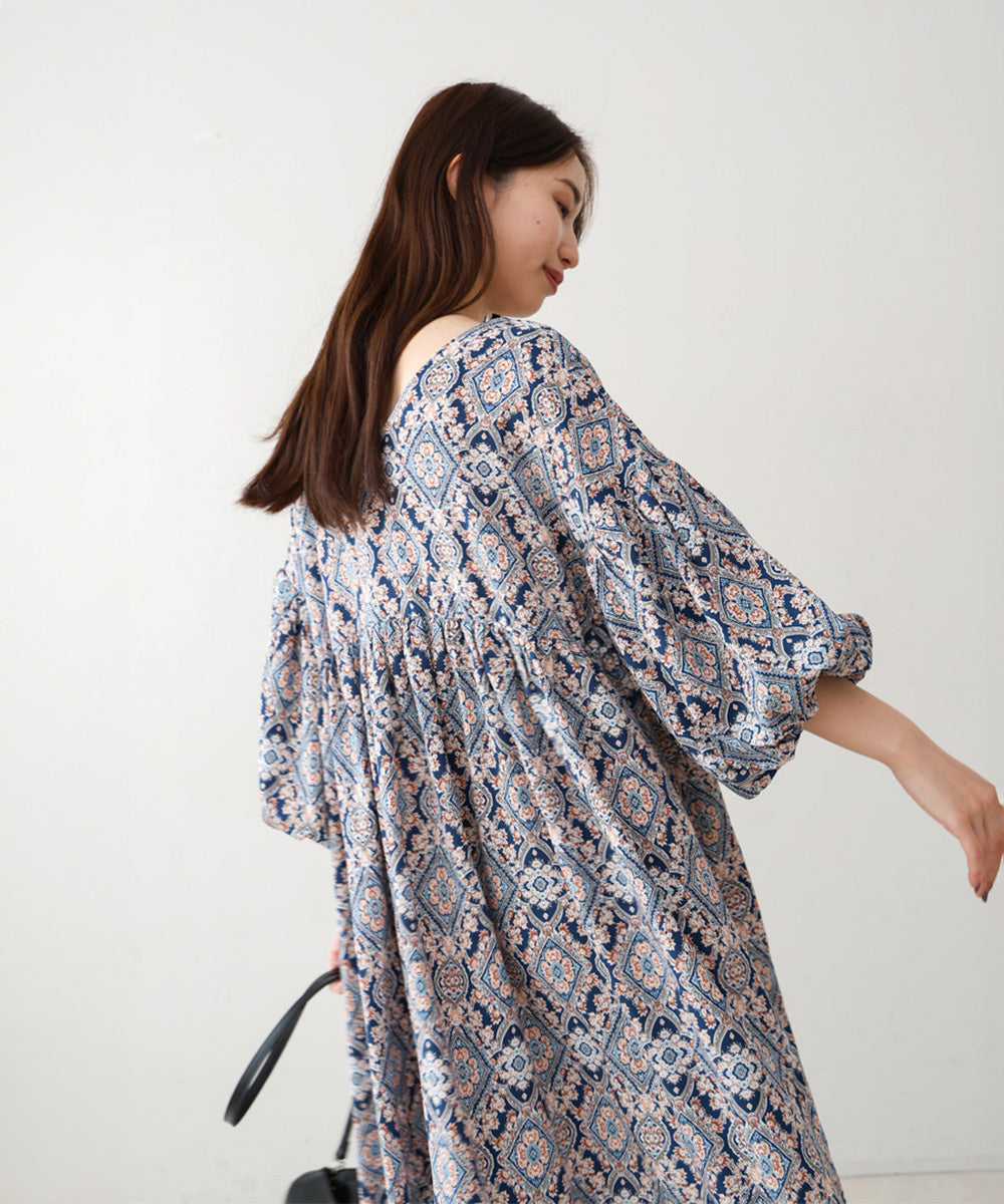 バルーン袖ミドル丈プリントワンピース