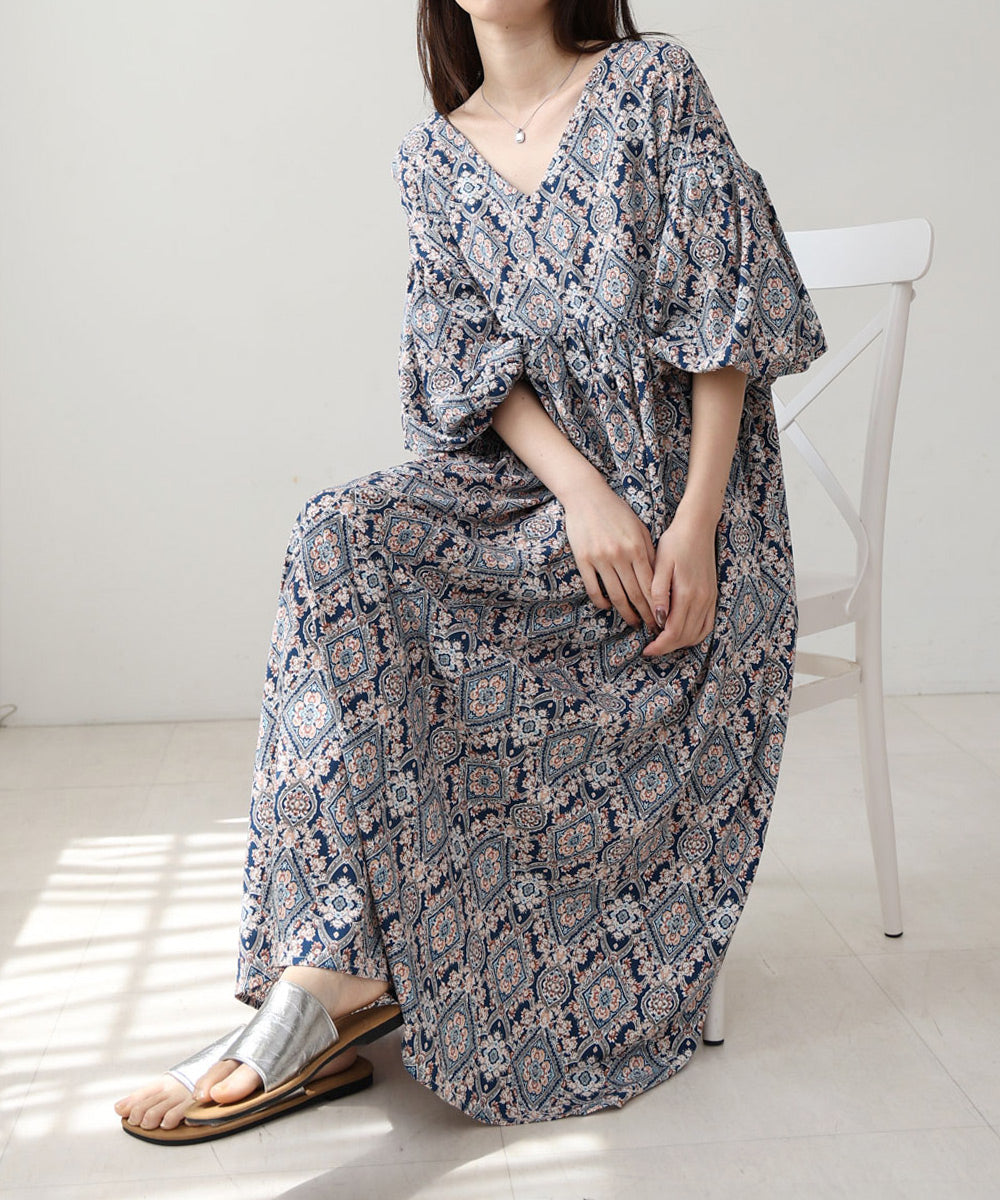 バルーン袖ミドル丈プリントワンピース