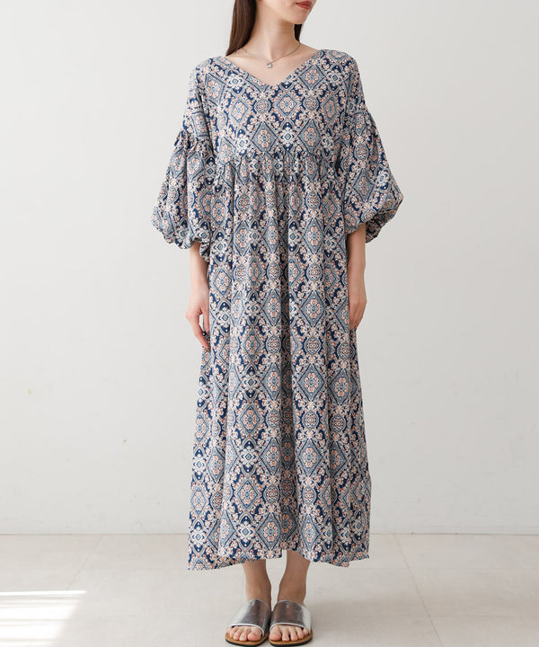 バルーン袖ミドル丈プリントワンピース