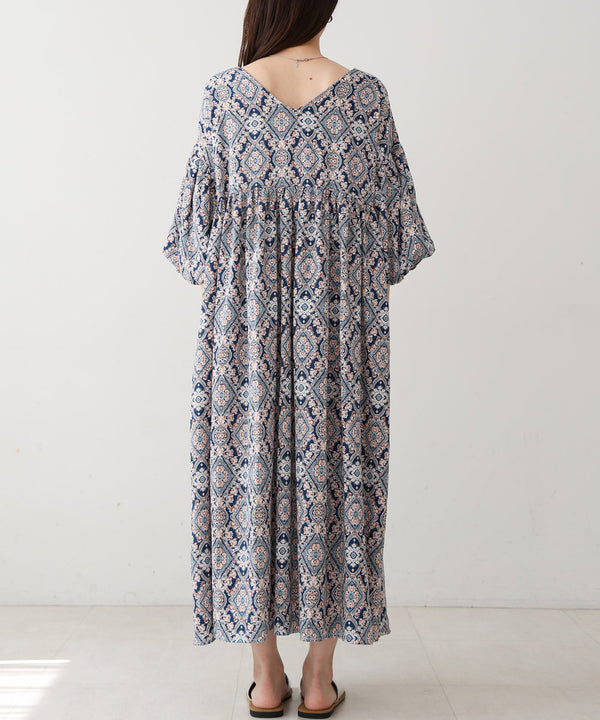 バルーン袖ミドル丈プリントワンピース