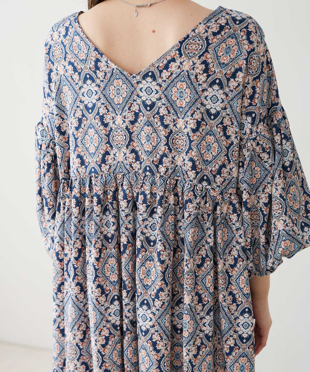 バルーン袖ミドル丈プリントワンピース