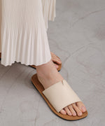 フラットワンベルサンダル