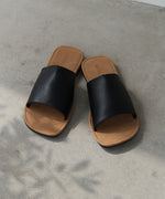 フラットワンベルサンダル