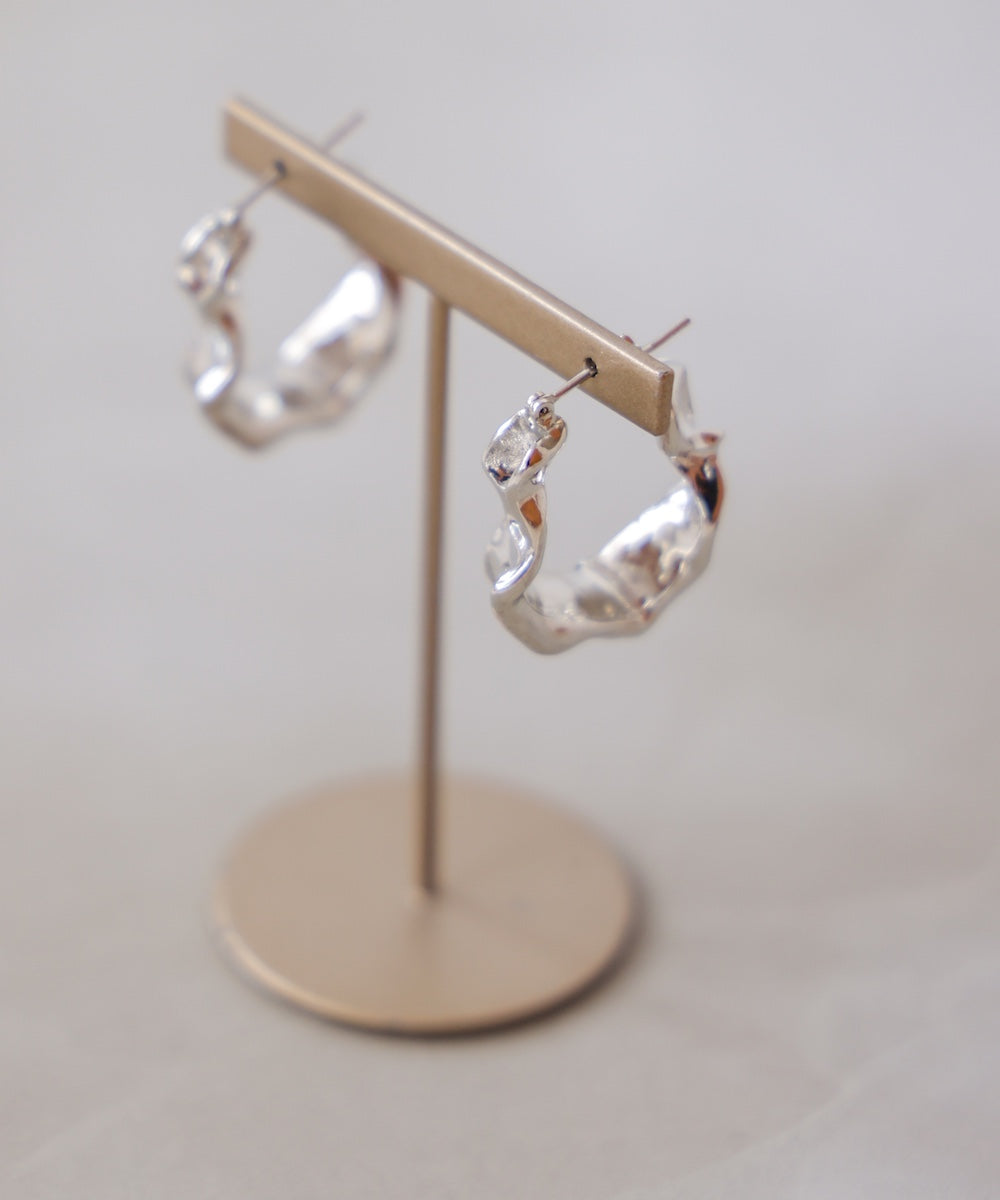 ニュアンスネジリフープピアス