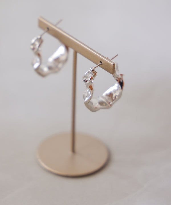 ニュアンスネジリフープピアス