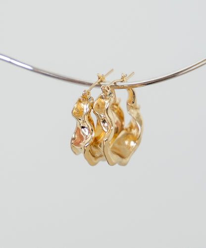 ニュアンスネジリフープピアス