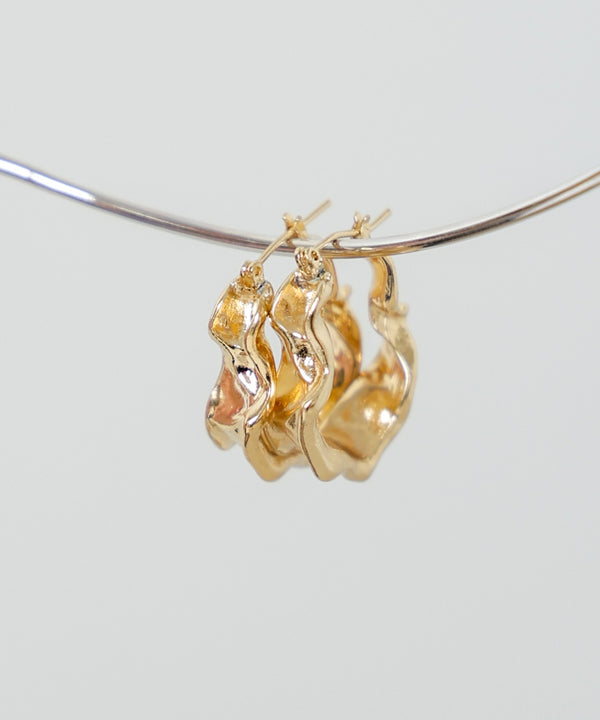 ニュアンスネジリフープピアス