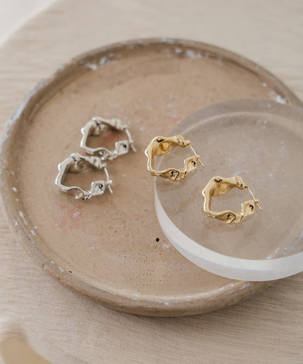 ニュアンスネジリフープピアス