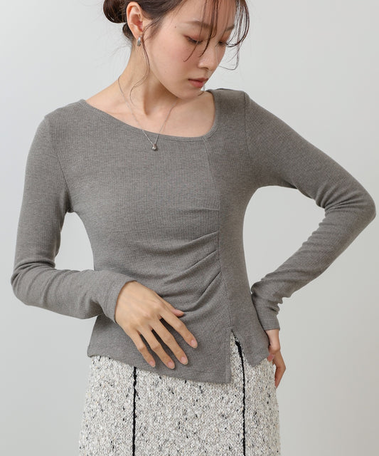 変形ネックトップス