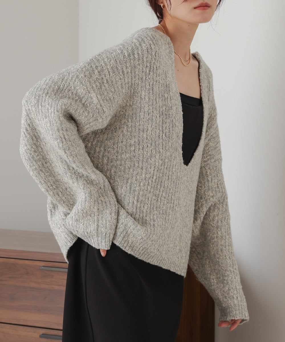 lame mix yarn deep key neck knit