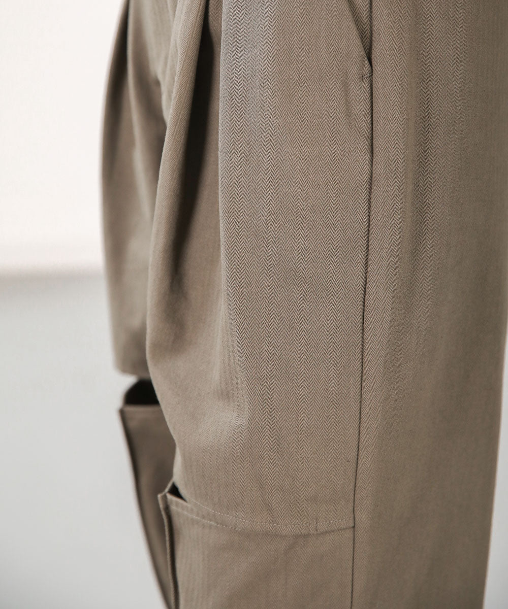 KNEE-SLIT PANTS