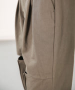 KNEE-SLIT PANTS