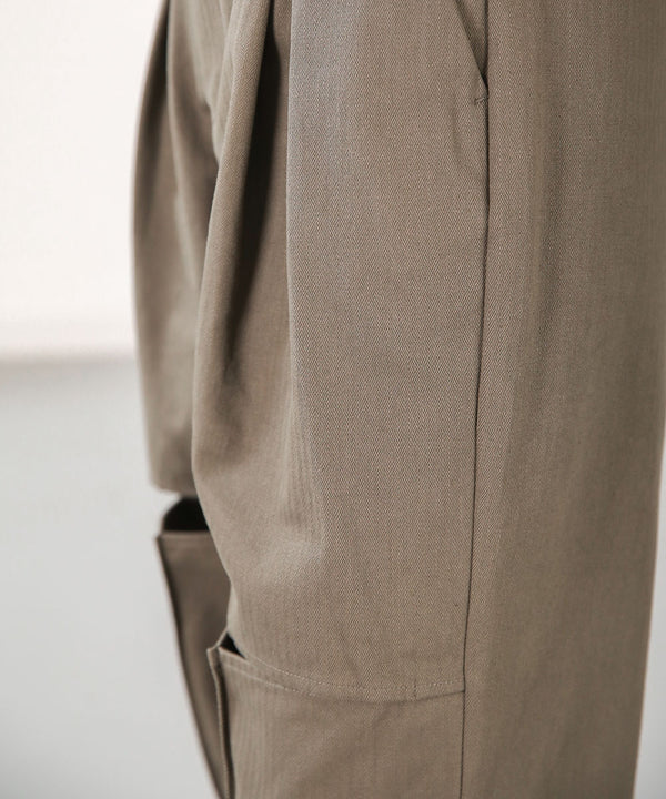 KNEE-SLIT PANTS